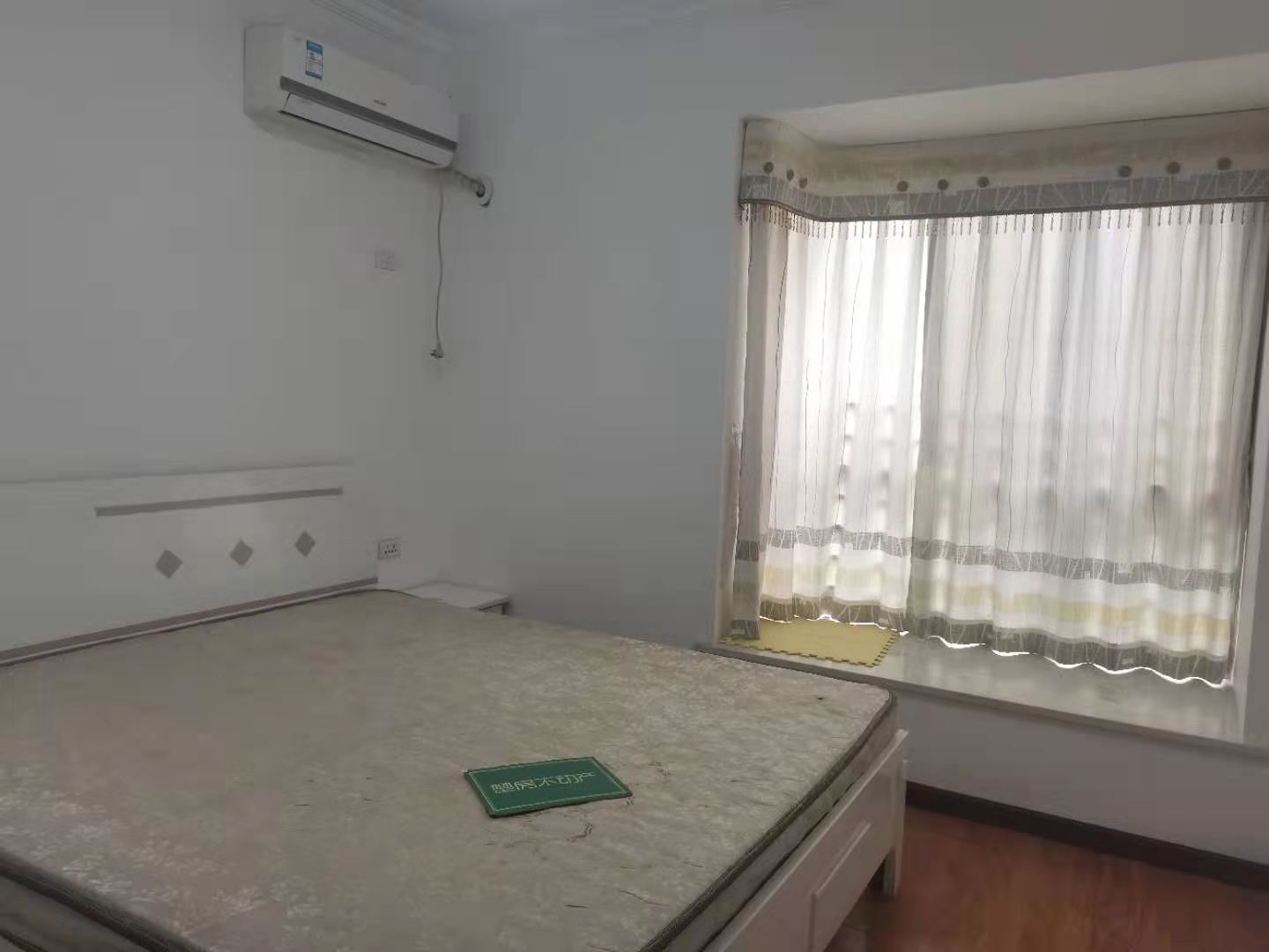 金域城邦精装四房，家具家电齐全，拎包入住。