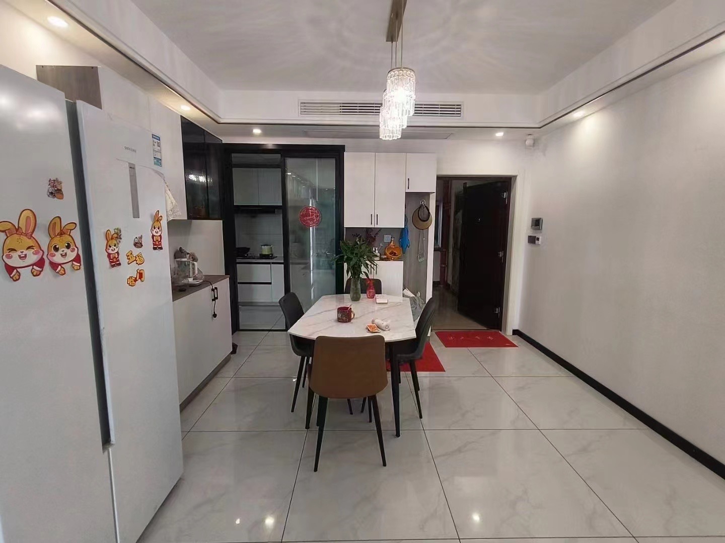 房东亏本急卖，沔街边上，御湖世家，精装三房，​电梯10楼，精装5400，9成新