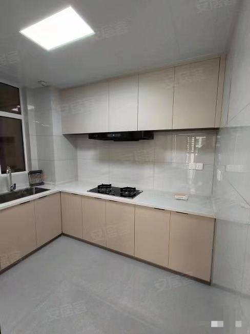 亏本出。风和日丽，全新装修，精装三房，两证齐全，下楼就是实验xiao学和新三中，