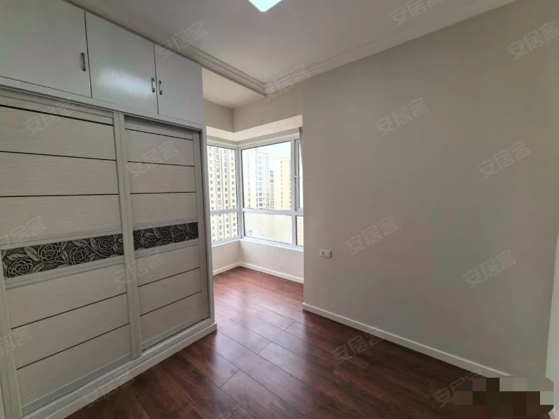 急售，和合国际，精装两房，三开间朝南，带两个卫生间，中间楼层