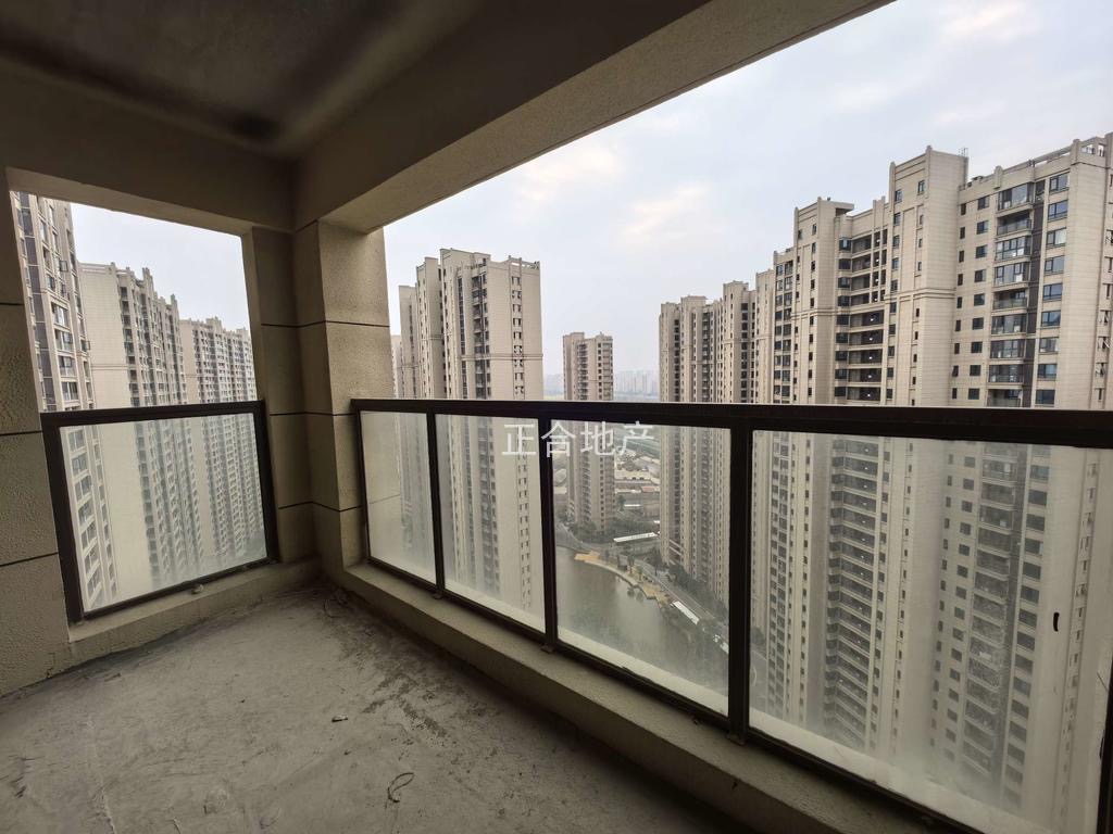 降价了，城南御湖世家 ，电梯好楼层，证满二，单价4300+，带车位，看中价格能谈，诚心出售，