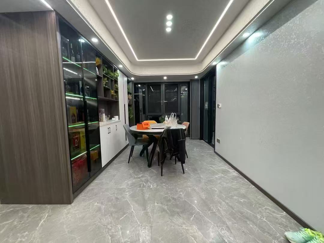 荣怀极地世家.精装四房.全新装修.看房方便