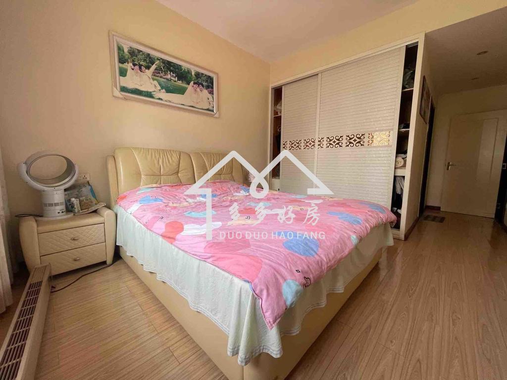 世纪雅园，大三房，中间楼层，居家好房，房东孩子今年高考，诚心卖