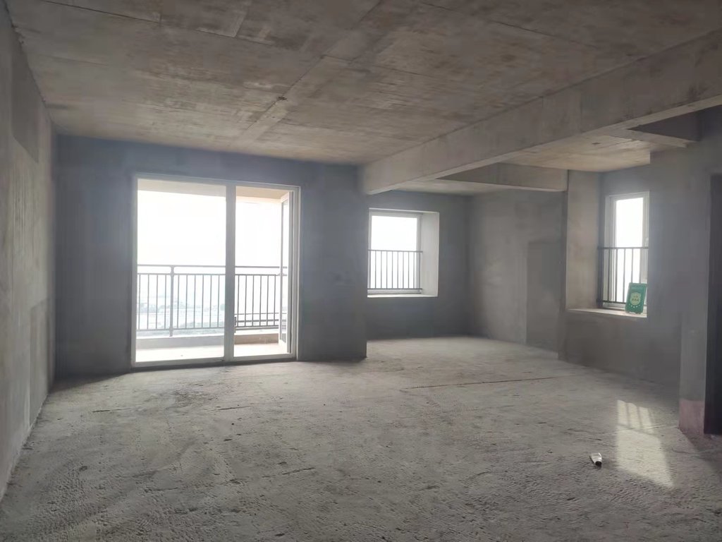 满庭春 毛坯三房  看房方便 小区环境优美  证满两年