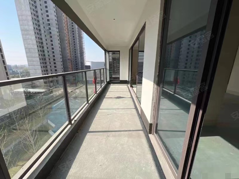 吾悦广场， ​169平，大平层，东边户 ​，一梯一户，电梯小高层，采光好，南北双阳台