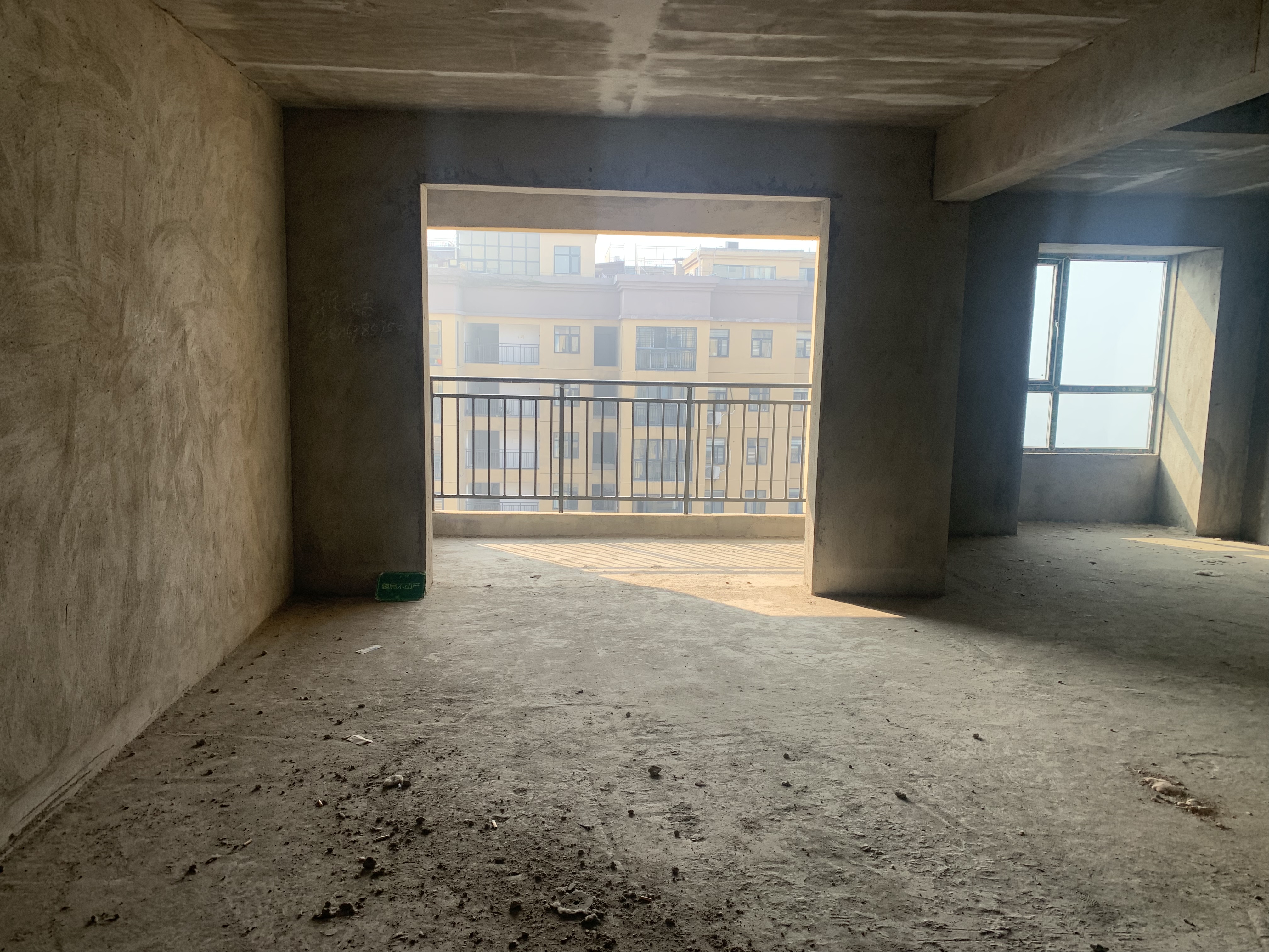 元泰清华园 毛坯大三房 送45个平方 可以做复式楼 上面可以做两间房