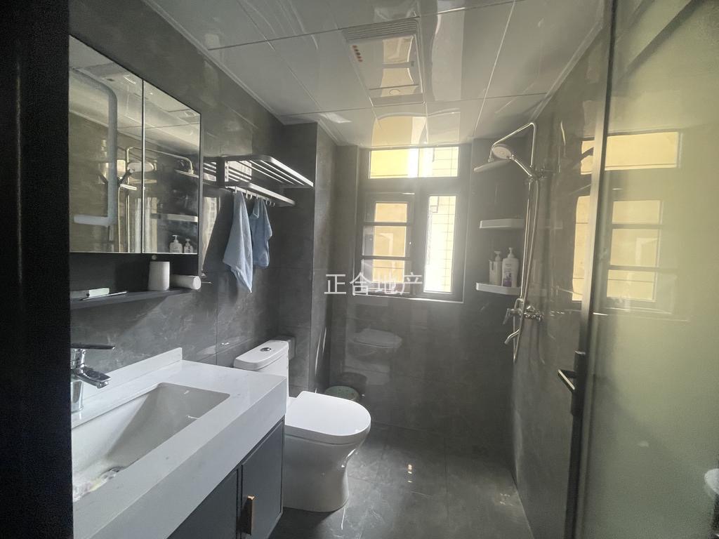 吾悦旁，蓝天新城。人车分流小区，精装三房，9.9成新，基本未住电梯好楼层证满二