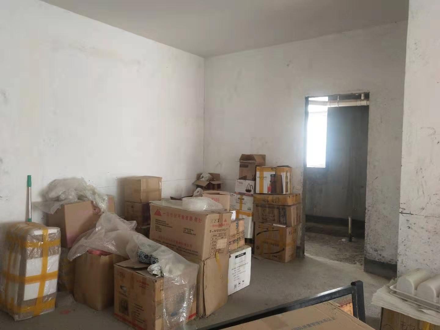 宏运名居毛坯大四房中间楼层方便看房