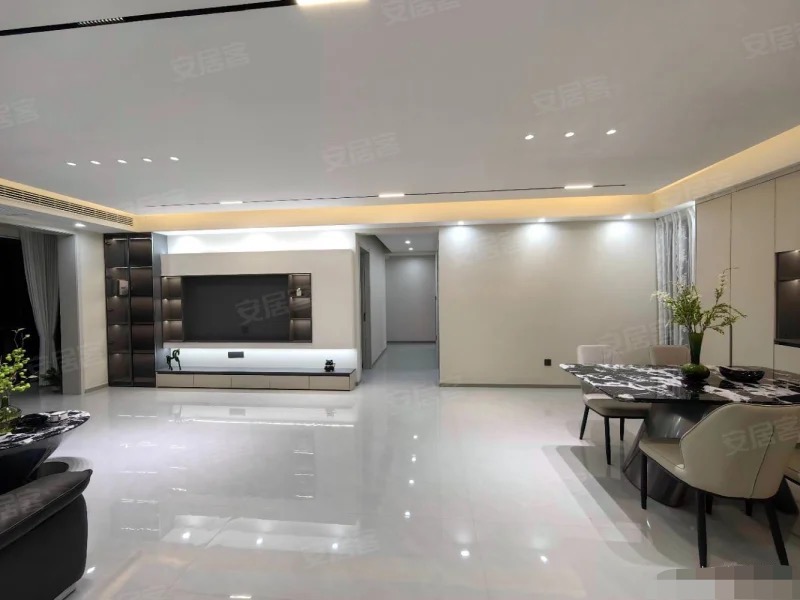 城西，精装大四房，双‬阳台，电梯小高层，全新装修，证满二