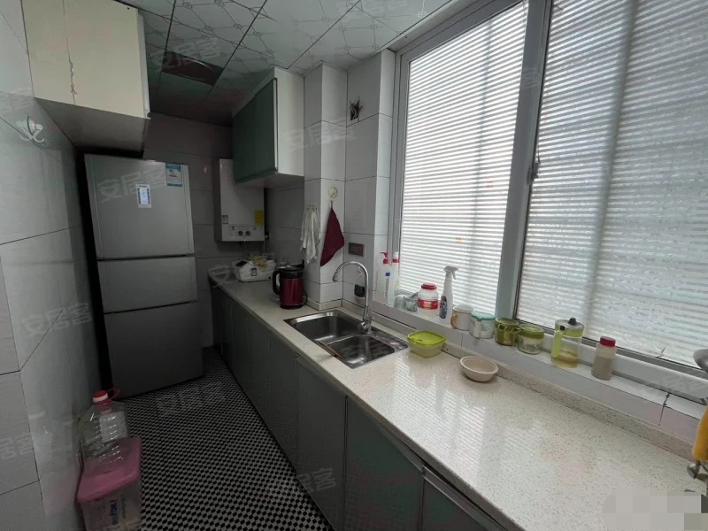 商城旁，圣淘沙精装四房，单价4000全屋暖气片，江景电梯房