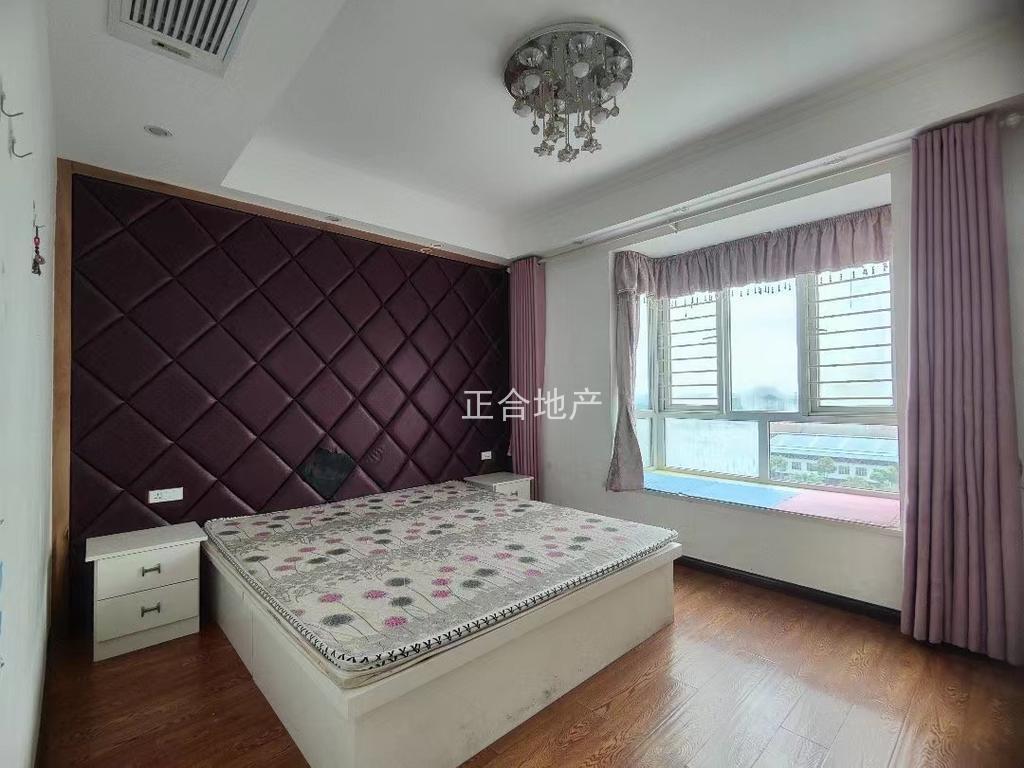 降价了，急售，一中对面，翰墨苑，电梯小高层，好楼层，一口价50万，精装三房，单价4400，