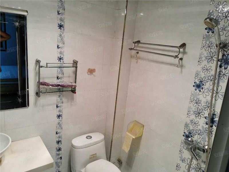 宏大小区，步梯中层，精装三房，方便停车，低 付可按揭