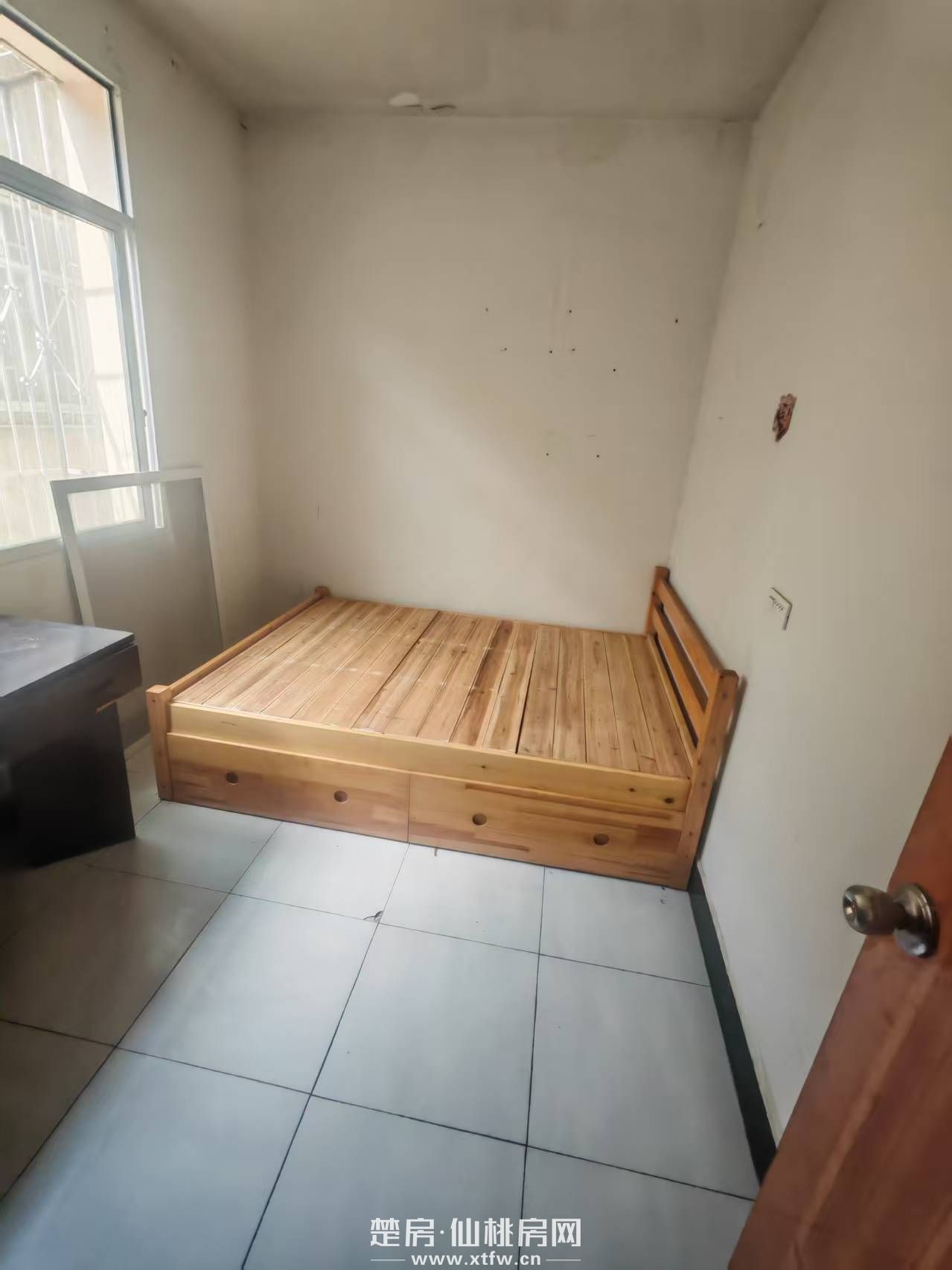 离仙桃中学和富迪三友生活广场50米，汉江学生公寓