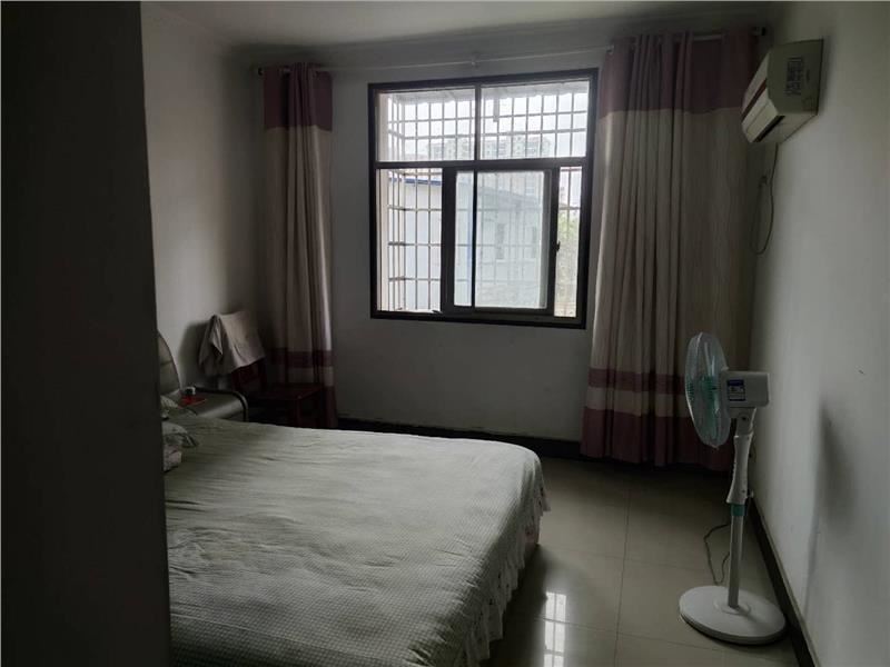 大洪小区精装三房中间好楼层出行方便楼龄新可按揭证满两年