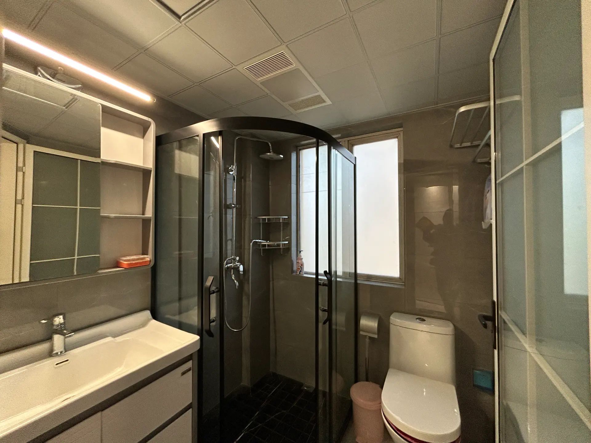 城南，领秀城，边户，精装三房两卫，好楼层，全人车分流小区，证满二