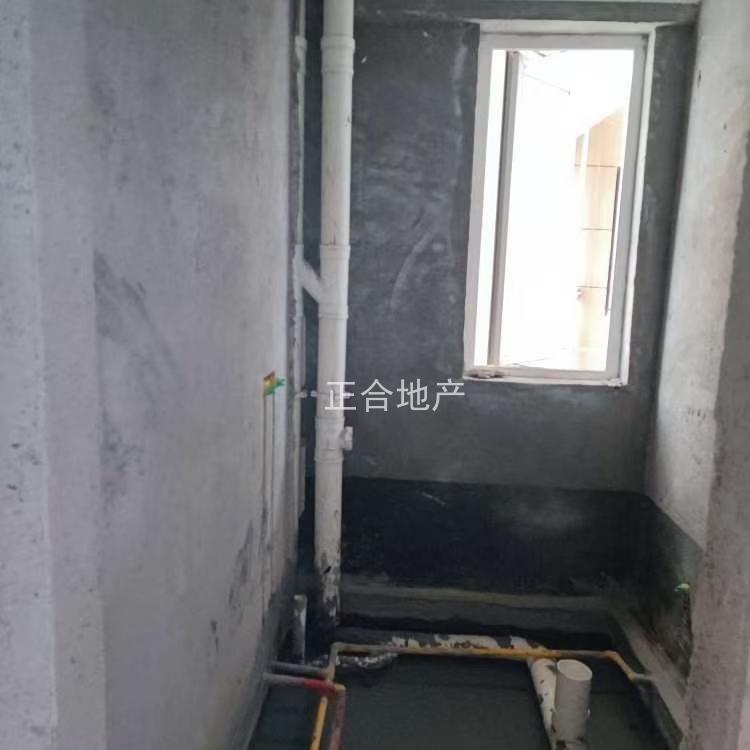 降价了，房东急售，城南，森林国际，三开间朝南，水电已弄好，证件满二