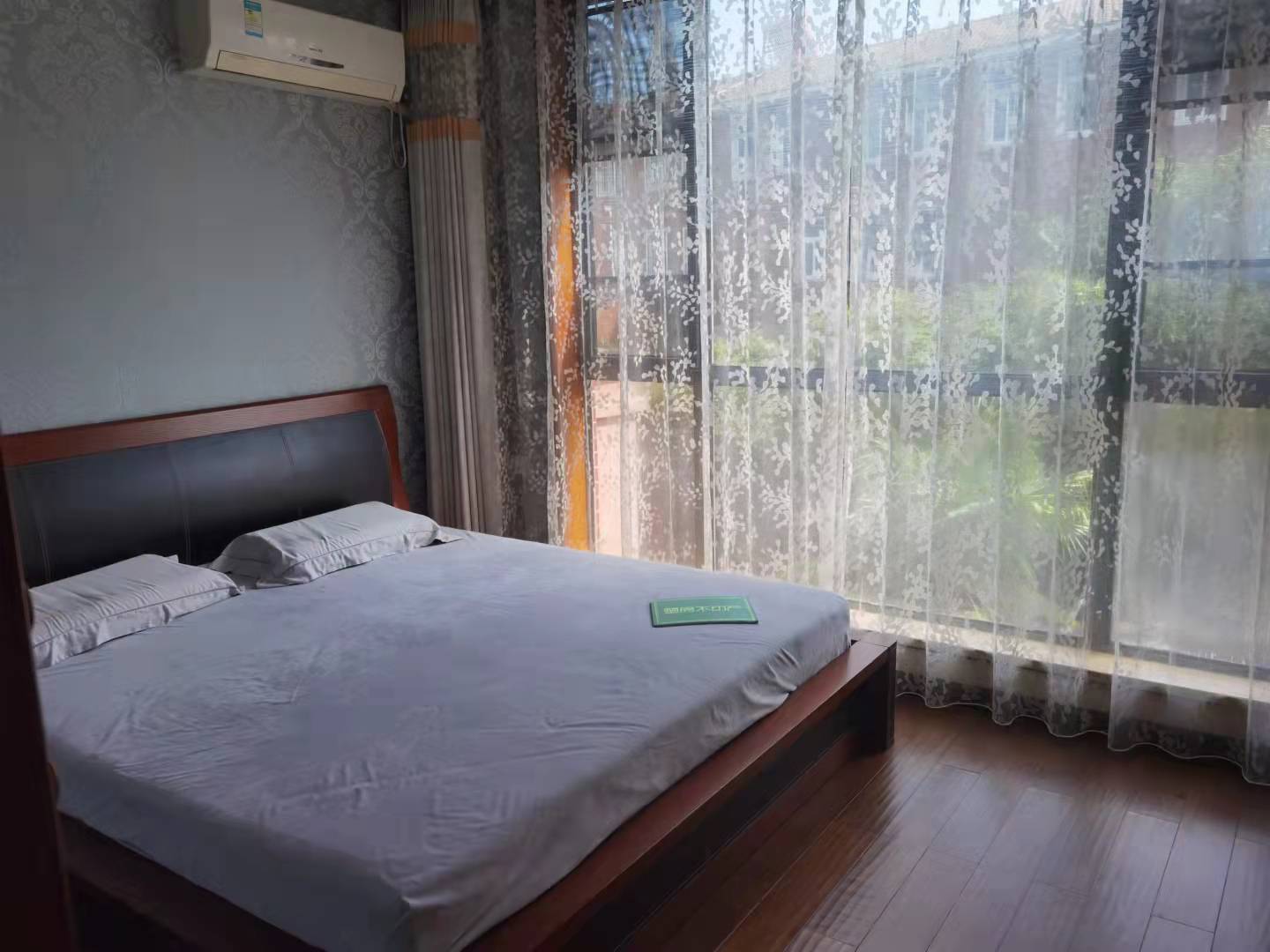 西郊庄园乡野别墅乡村花园壕装联排别墅，一线水景，装修花了100多，养花养草可钓鱼