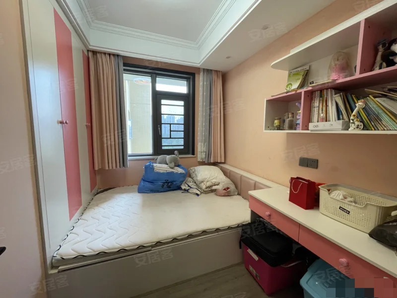 捡漏，急售，新城壹号•四期，湖景房，精装三房，好楼层。证满二