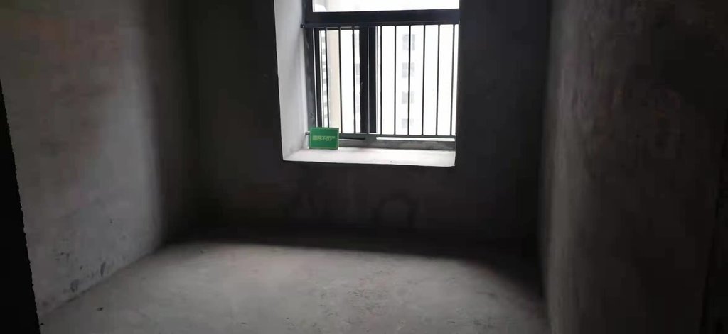 蓝天新城毛坯三房两卫中高楼层诚心出售看房方便