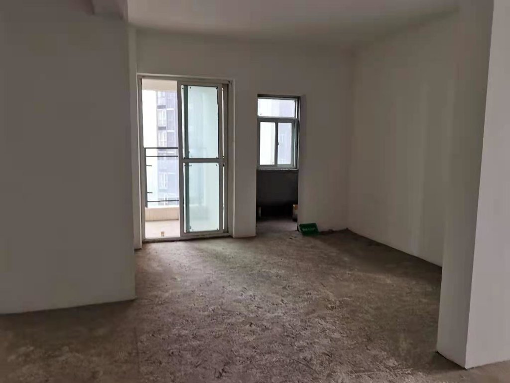 福星城，毛坯大三房，户型方正， 高中都在旁边，楼层超好！