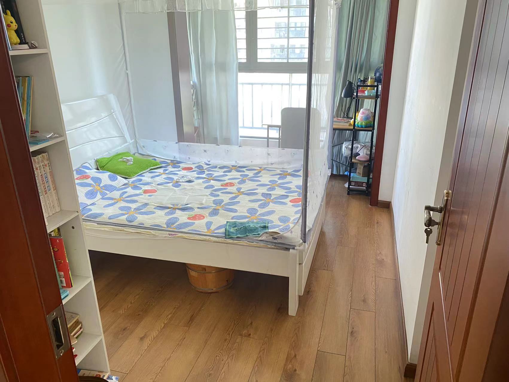 鸿昇现代城精装四房，中间好楼层采光好视野开阔南北通透业主人美心善