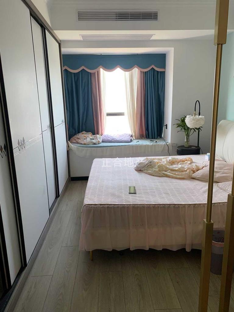 房东亏本急卖，沔街边上，御湖世家，精装三房，​电梯10楼，精装5400，9成新