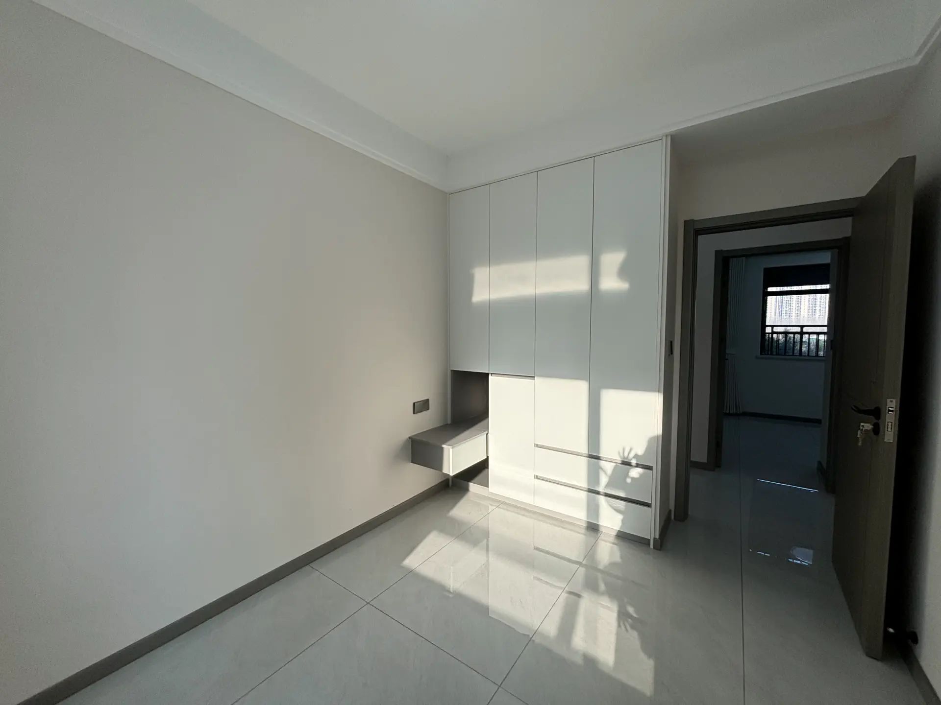 城南，沔街旁御湖世家，单价5字头，送地下车位，证满二年，业主诚心出售