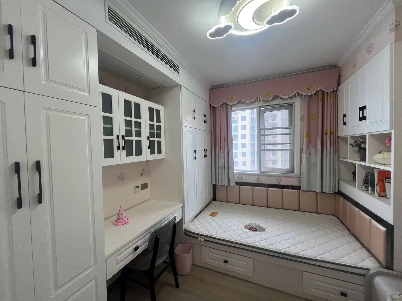 城西，满庭春，精装三房两厅两卫，成色新，电梯好楼层，证满二