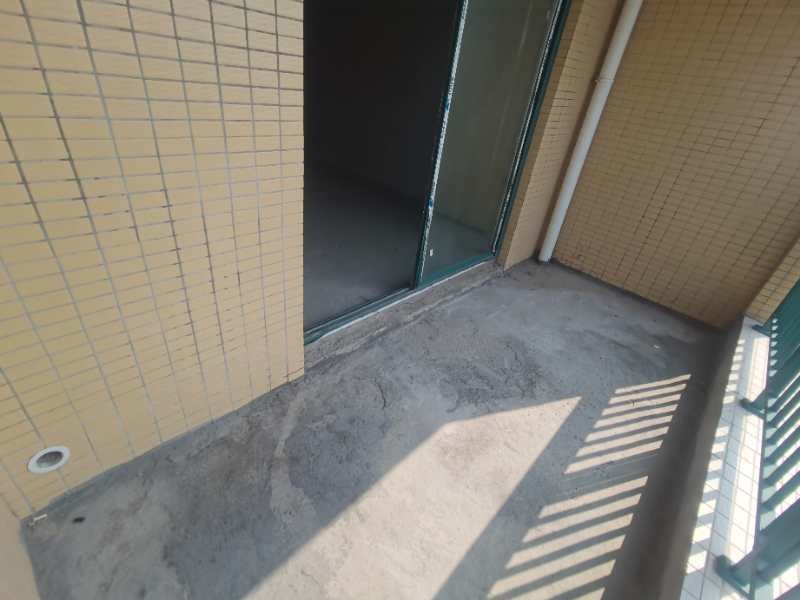 新城一号五期毛坯好楼层，户型方正，上学方便，房东诚信出售