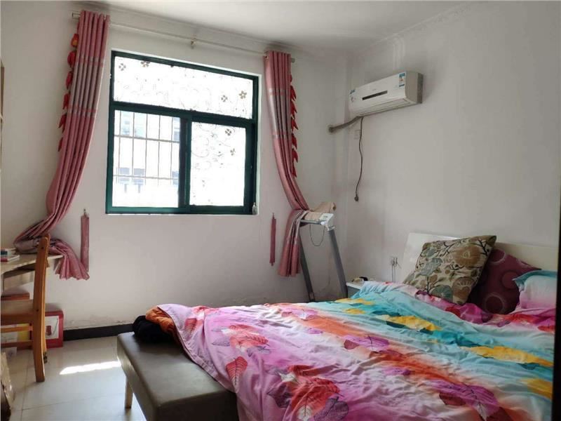 城东四中旁东城花园三房业主保养的很新证在手可以按揭