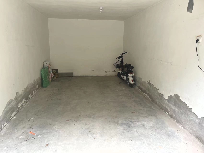 仙桃一中旁，大边户，全屋暖气片，品牌家具家电，带一个车库，好停车，