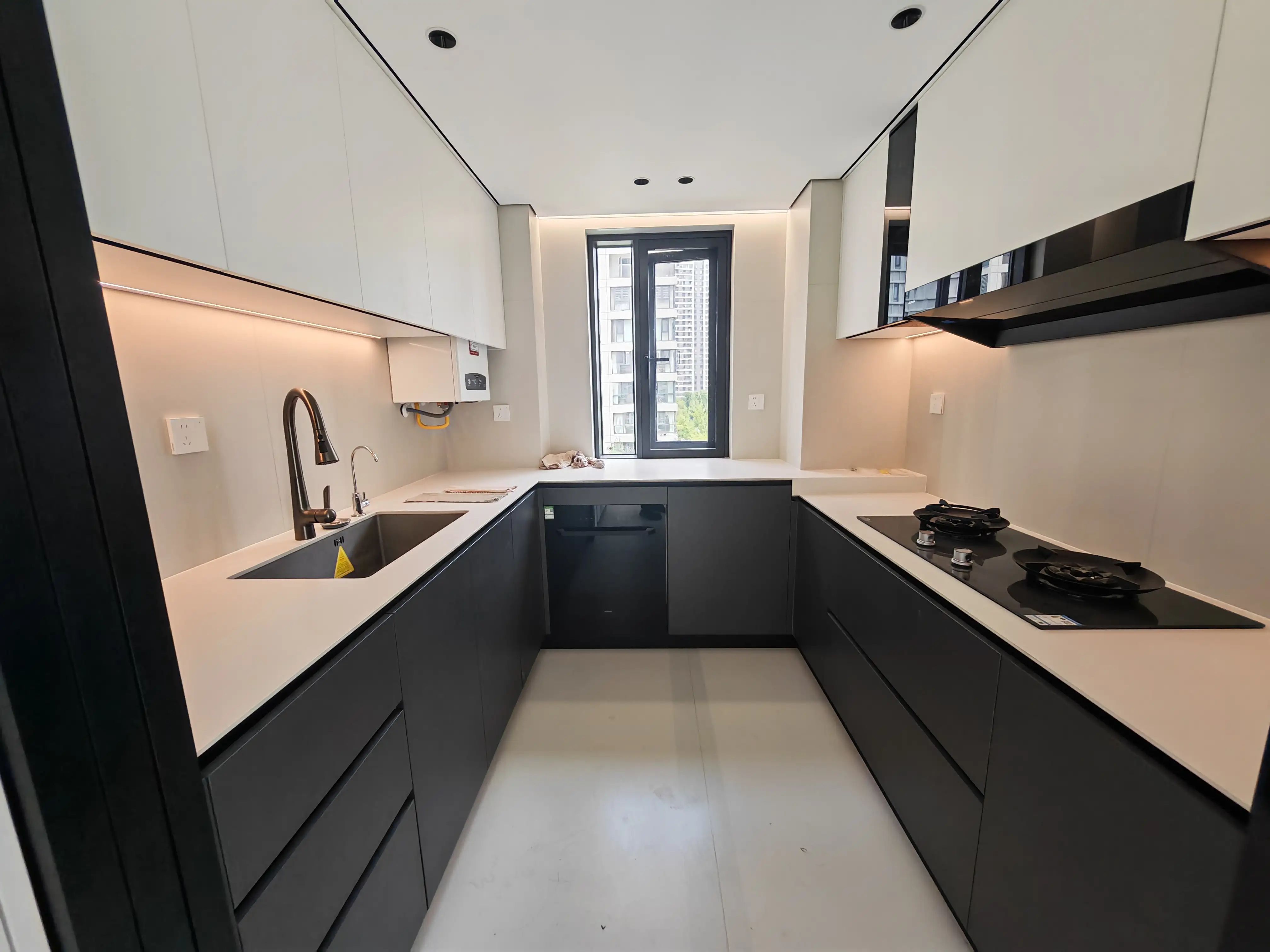 亏本出售，城南，蓝天花园。大平层，精装四房，全新装修，一梯一户，