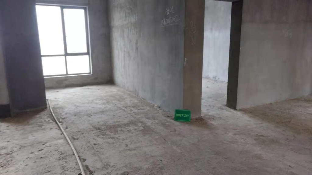 绿地华庭非常稀缺的毛坯三房，小区绿化率不需要过多解释来感受就好，养身小区，环境到了位