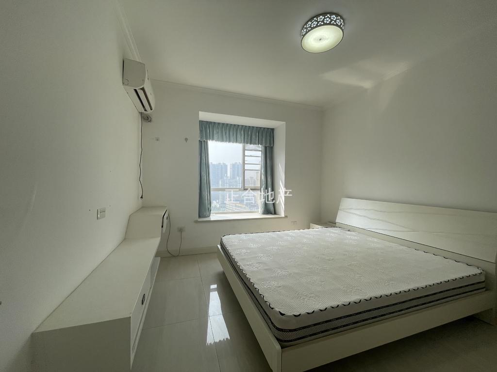 亏本出，城南新街，精装三房，单价5000，边户，南北通透，中间好楼层。老证