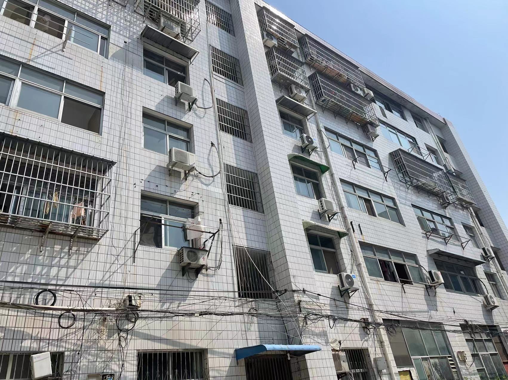 大洪国土所单位宿舍步梯4楼外墙新144平3房2卫老证