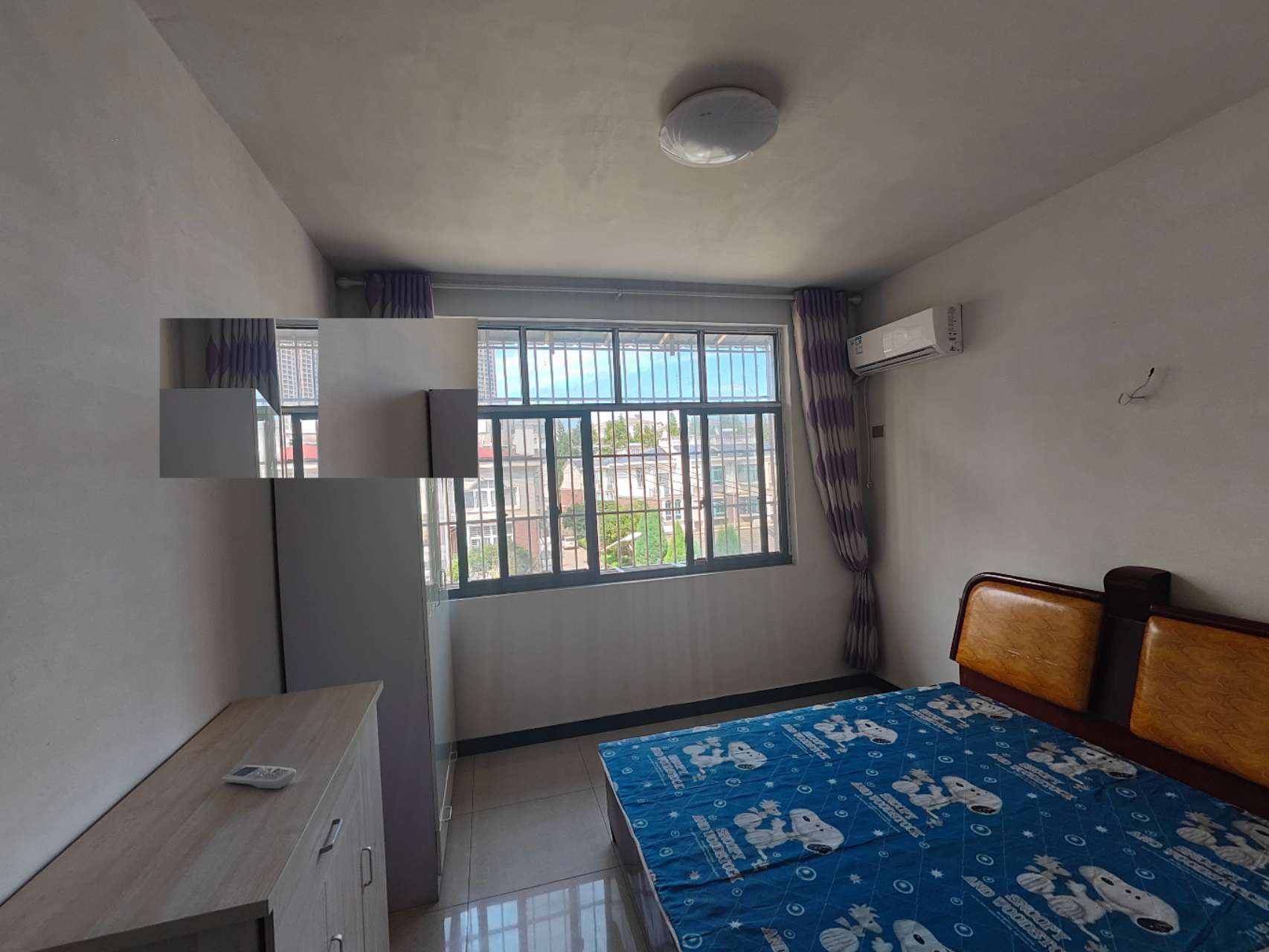 三楼三楼职院对面的好房子，单间带卫生间，房子外观新的很，里面装修的也很漂亮，