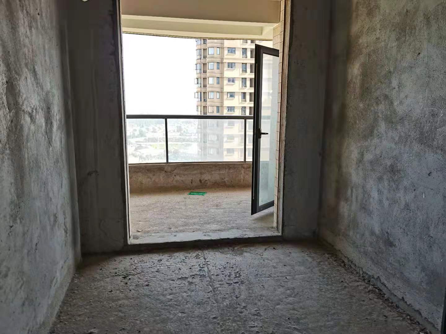 御台公馆毛坯三房.证件满二.看房方便房东诚意出售