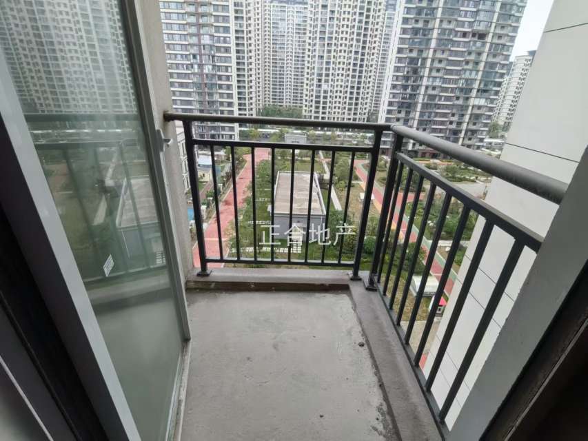 蓝天白云毛坯大三方南北通透采光好格局分明带车位