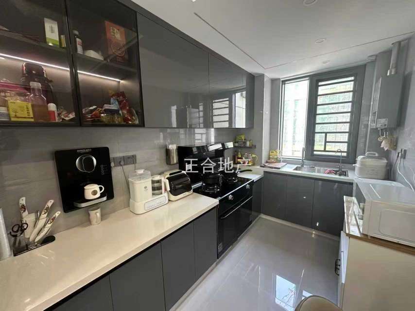 风和日丽，全新装修婚房，精装4房2卫，送车位，9.5成新，好楼层，新三中