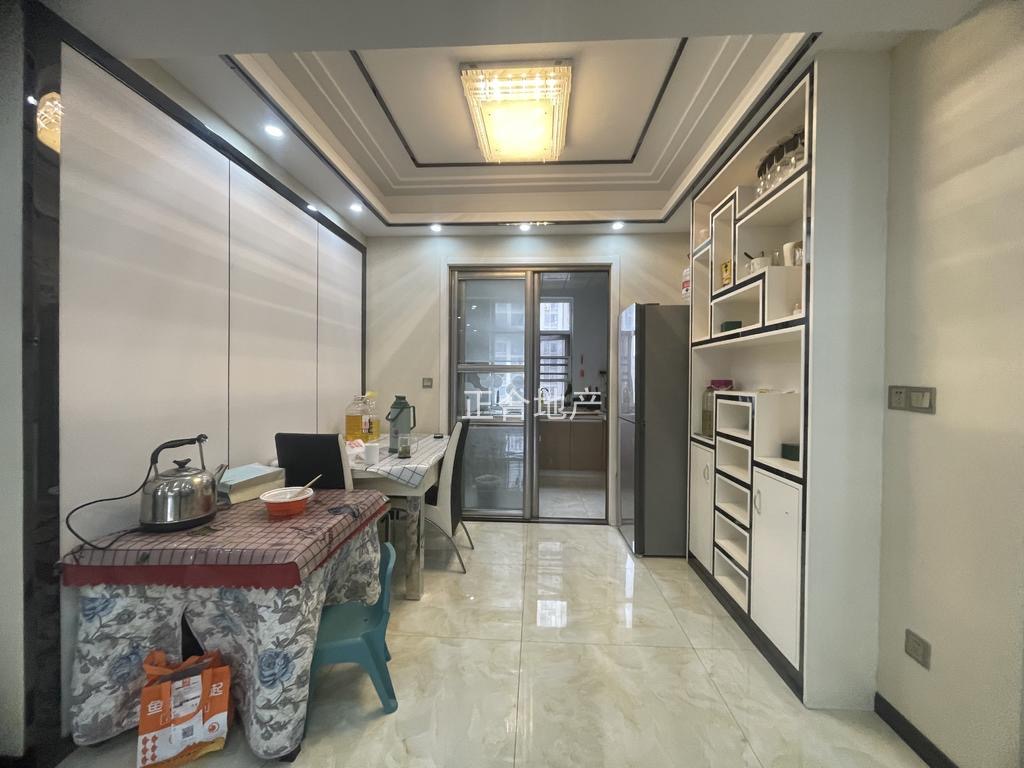 房东急卖，城南，元泰未来城A区，精装三房两卫，中间楼层，南北通透，边户证满二，