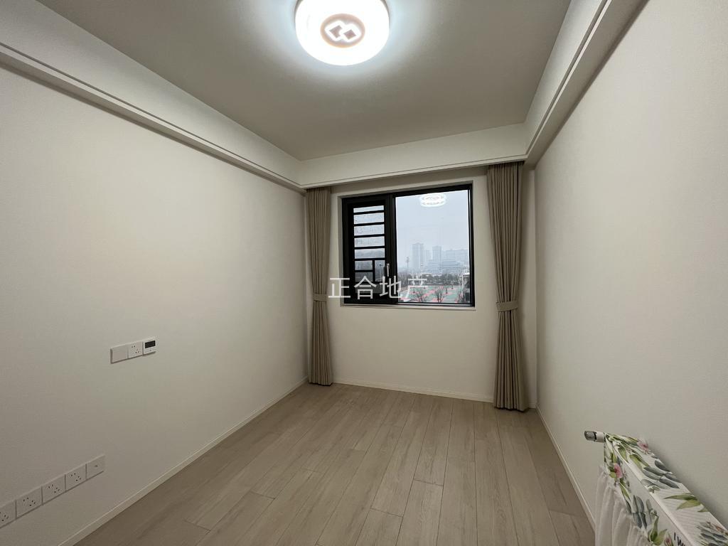 城南，沔阳清‬华园，精装大四房，‮阳双‬台，全屋‮央中‬空调，9.9新‬装修，新二中