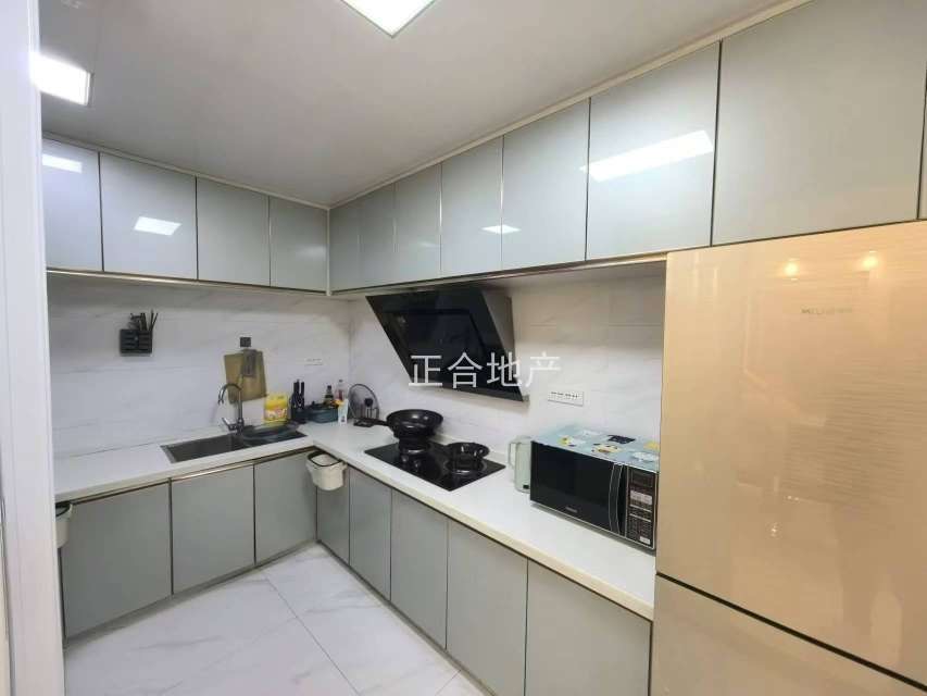 元泰清华园，出门就是新三中，精装三房，老证，保养成色9成新带院子，南北通透