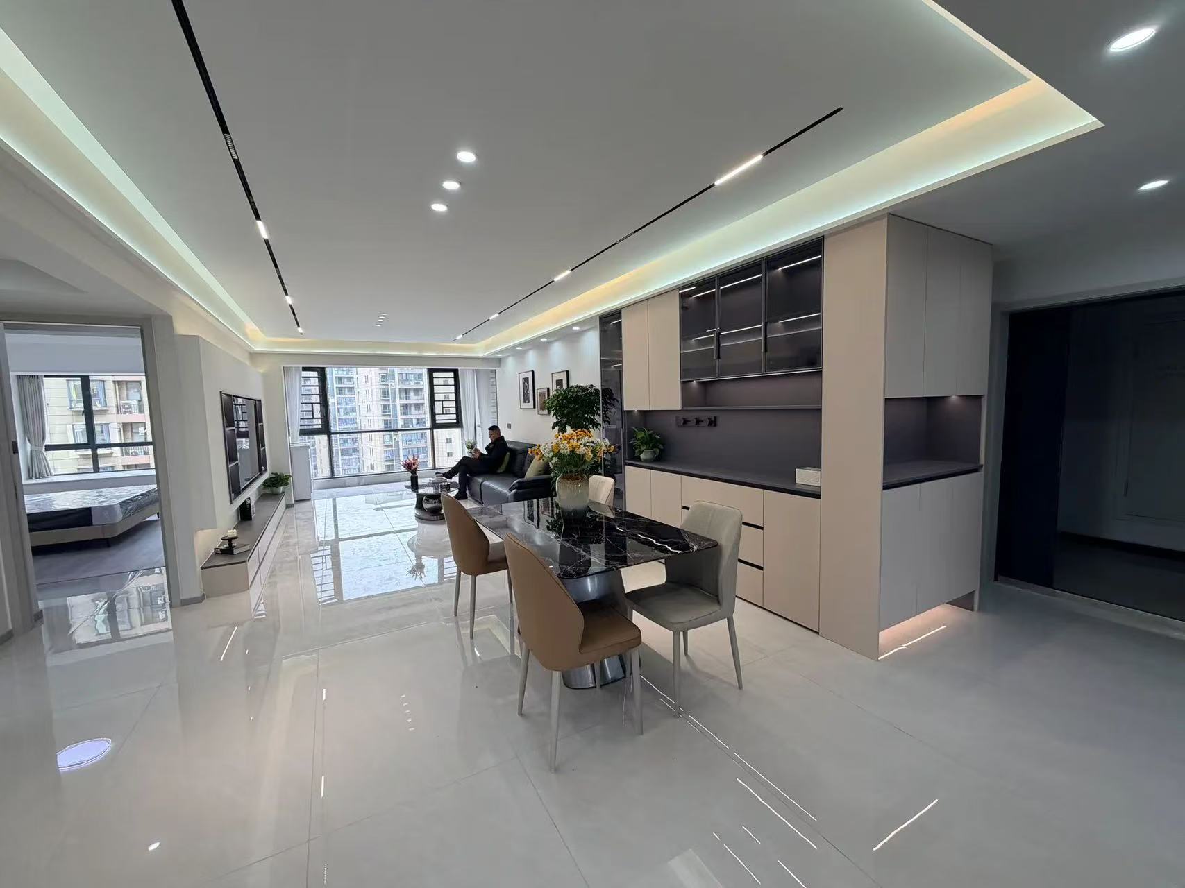 ​城‮吾，南‬悦‮场广‬旁，元泰c区，​精‮四装‬房，单价5300+，业主‮心诚‬出售，证‬满二