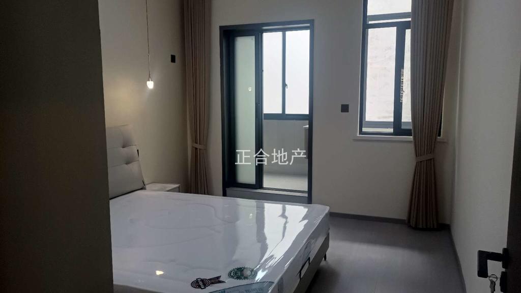 诚心出售，仙桃商城，三中旁，步梯三楼，全新装修，精装三房，采光好，老证过户