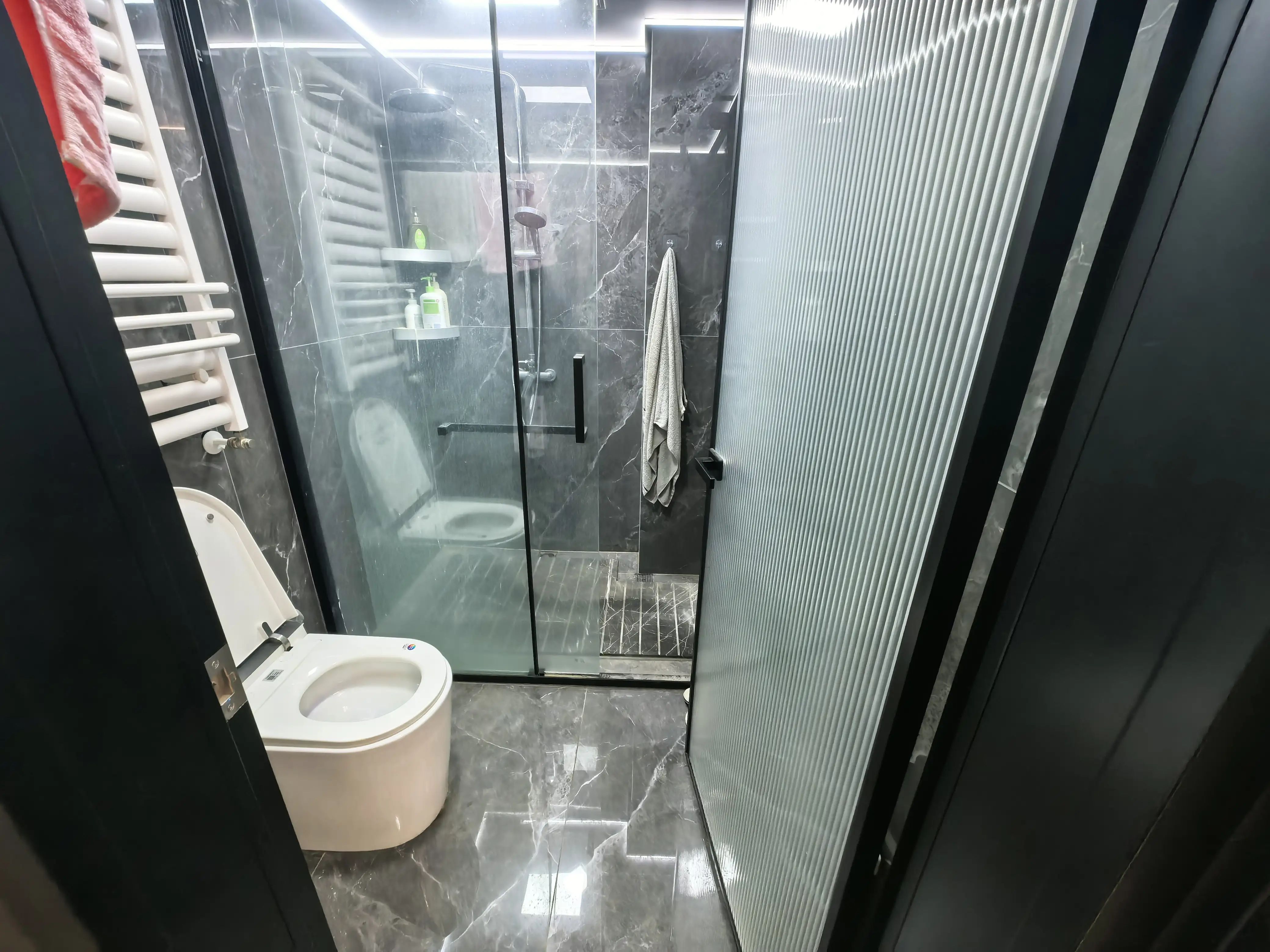 城南，荣怀，顶复，带天台阳光棚，精装四房，成色新，诚心出售