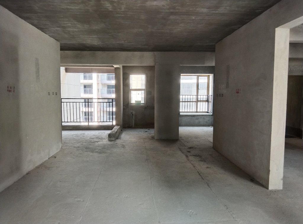 元泰未来城毛坯大平层四房.南北通透双阳台.看房方便