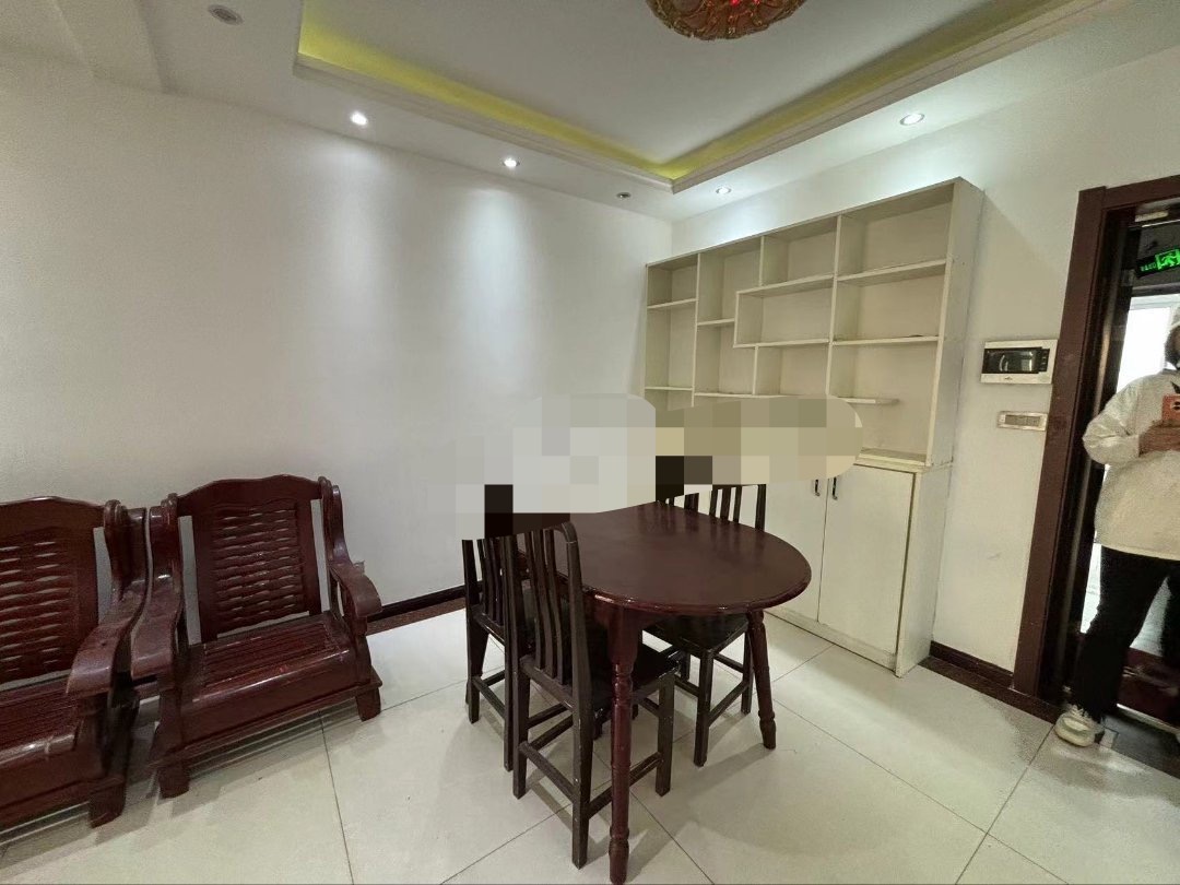 163，急售,​一中对面，翰林公馆，​精装三房，单价4200，总价40万，老证，送大露台