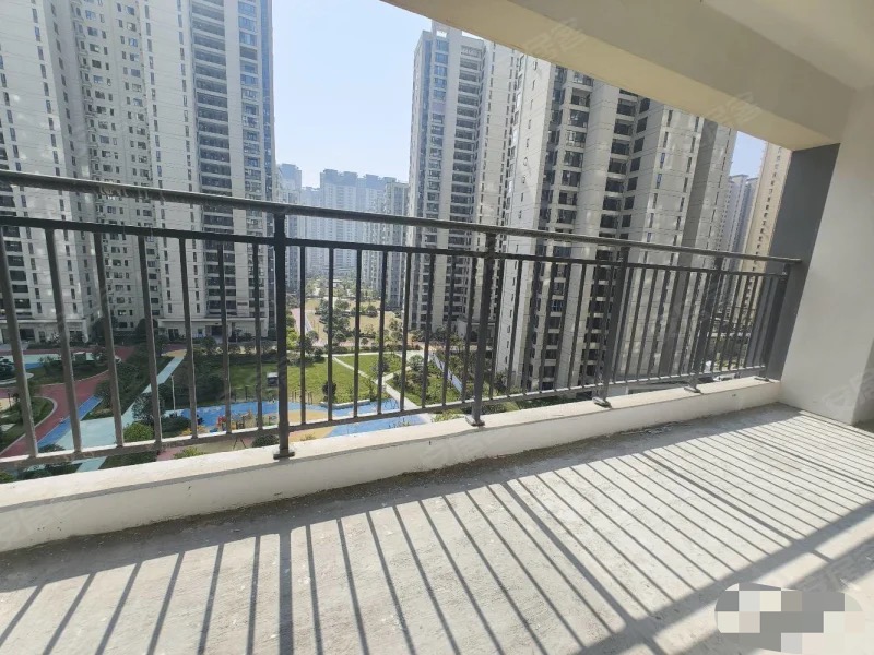 城南，蓝天花园，边户，大阳台，好楼层8楼，小区人车分流，开阔楼间距，视野好