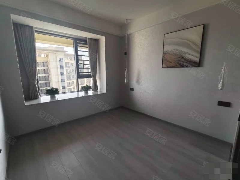 降价了，风和日丽，精装三房两卫，单价5400+，全新装修，送车位，双书包，凤凰层