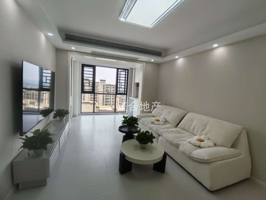 城南新区，蓝天新城 ，精装3房2卫，好楼层22楼 ，全新装修 ，证满2年， 送车位